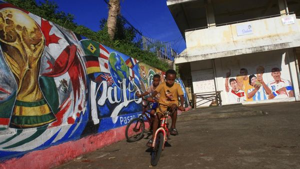 Mural Piala Dunia 2026 Warnai Permukiman Warga di Jayapura