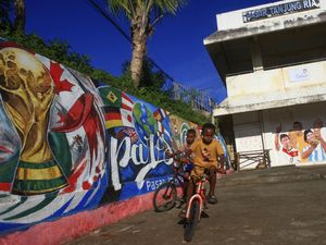Mural Piala Dunia 2026 Warnai Permukiman Warga di Jayapura
