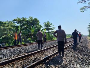 Pria 26 Tahun Tewas Tersambar Kereta di Cirebon