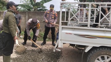 Respons Keluhan Warga, Polda Sumsel Perbaiki Akses Jalan di Talang Jambe
