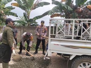Respons Keluhan Warga, Polda Sumsel Perbaiki Akses Jalan di Talang Jambe