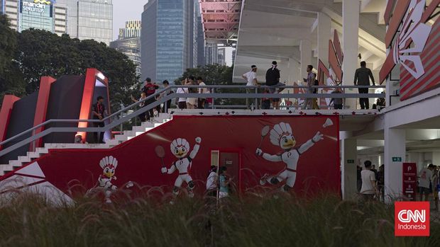 Polytron Indonesia Open 2026 Pengunjung berjalan di depan area perhelatan Polytron Indonesia Open 2026 di Istora Senayan, Jakarta, Minggu (7/6/2026).