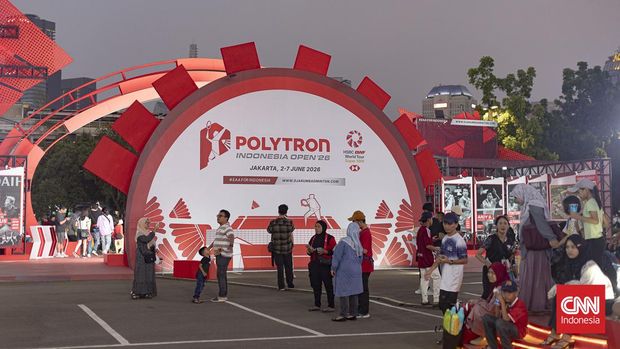 Polytron Indonesia Open 2026 Pengunjung berjalan di depan area perhelatan Polytron Indonesia Open 2026 di Istora Senayan, Jakarta, Minggu (7/6/2026).