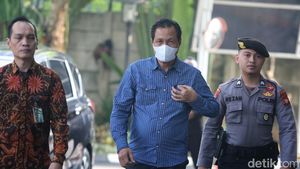 Potret Bupati Muara Enim Edison Tiba di KPK Usai OTT