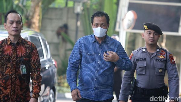Potret Bupati Muara Enim Edison Tiba di KPK Usai OTT