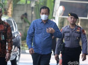 Potret Bupati Muara Enim Edison Tiba di KPK Usai OTT