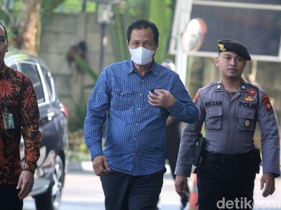Potret Bupati Muara Enim Edison Tiba di KPK Usai OTT