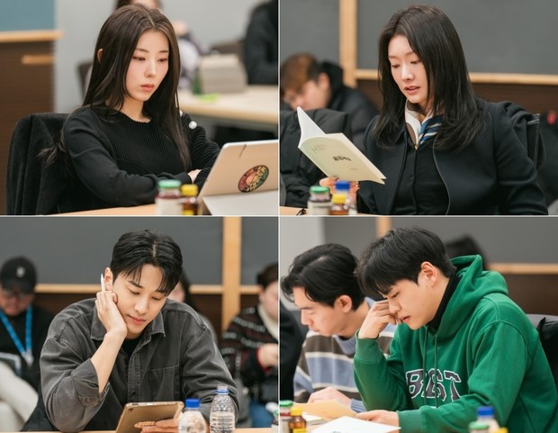Potret para pemeran pendukung drama 'Love in Sync'/ Foto: soompi.com Pihak produksi drama 'Love in Sync' turut merilis potret jajaran pemeran pendukung saat menghadiri pembacaan naskah. Mereka diantaranya adalah Kwon So Hyun, Cha Min Ji, Ok Yoon Joong, dan Jang Sung Won.
