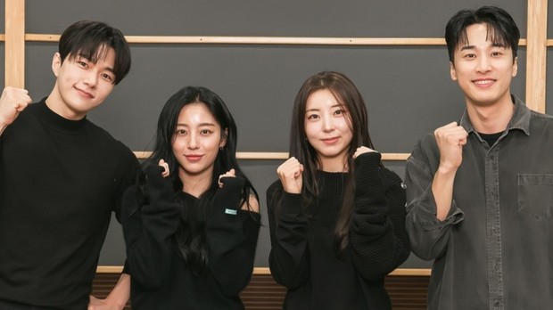 Potret para pemeran utama drama 'Love in Sync'/ Foto: soompi.com Kim Myung Soo, Kang Min Ah, Kwon So Hyun, dan Cha Min Ji merupakan jajaran pemeran utama dari drama 'Love in Sync'.