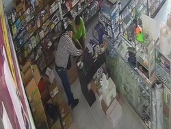 2 Pria Ngaku Turis Dubai Gondol Rp 5 Juta dari Toko Pertanian Ponorogo