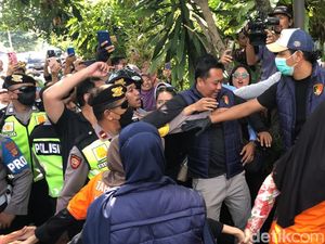Ortu Caci Maki Tersangka Kekerasan Daycare Little Aresha Saat Rekonstruksi