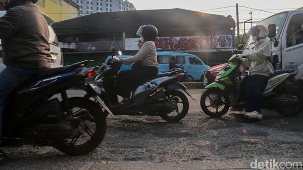 Rusak Tak Kunjung Diperbaiki, Jalan Dewi Sartika Bikin Pengendara Sengsara
