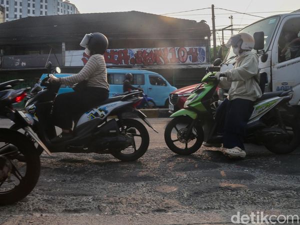 Rusak Tak Kunjung Diperbaiki, Jalan Dewi Sartika Bikin Pengendara Sengsara
