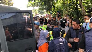 Emosional Ortu Saksikan Tersangka Daycare Little Aresha Jalani Rekonstruksi
