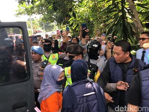 Emosional Ortu Saksikan Tersangka Daycare Little Aresha Jalani Rekonstruksi
