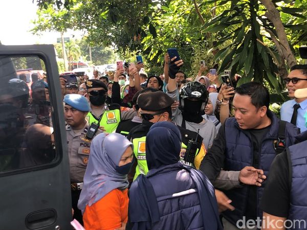 Emosional Ortu Saksikan Tersangka Daycare Little Aresha Jalani Rekonstruksi