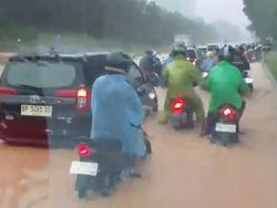 Hujan Deras di Batam, Sejumlah Ruas Jalan Terendam Banjir hingga Motor Mogok