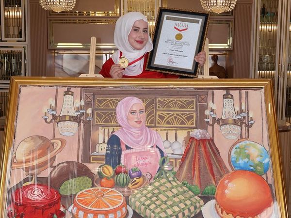 Lukisan Cokelat Buatan Tasyi Athasyia Diganjar Piagam MURI