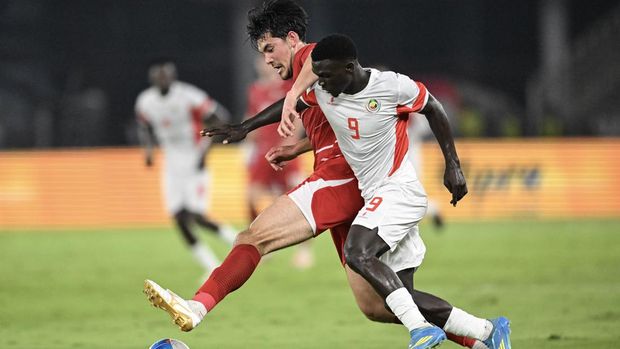 Pesepak bola Timnas Indonesia Elkan William Tio Baggot (kiri) berebut bola dengan pesepak bola Timnas Mozambik Alcidio Davide Edmundo Raice (kanan) dalam laga FIFA Matchday di Stadion Utama Gelora Bung Karno (SUGBK), Senayan, Jakarta, Selasa (9/6/2026). ANTARA FOTO/M Risyal Hidayat/bay/nym.