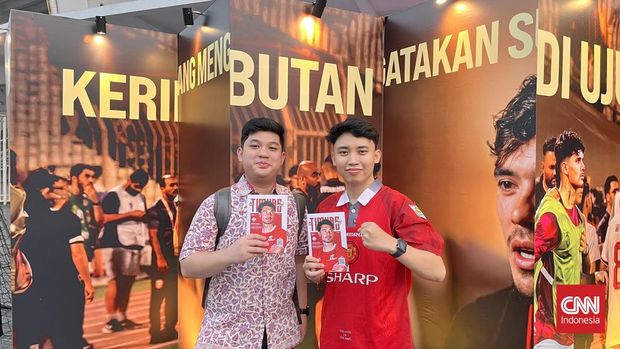 Timnas Indonesia vs Mozambik Dua fans Timnas Indonesia, Fadhlan (kiri) Attaya (kanan) di Stadion GBK jelang lawan Mozambik. (CNNIndonesia.com/Askar Fatih Robbani)