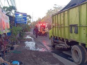 Truk Sampah Tiba-tiba Terbakar dalam Perjalanan ke TPA Suwung