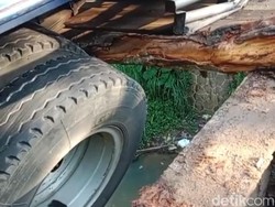Pijakan Kayu Jembatan Sarimanggu Jebol, Truk Terjebak di Tengah Jembatan