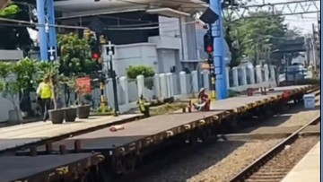 Viral Pria Nebeng Kereta Barang di Jatinegara, Sempat Dadah-dadah ke Petugas