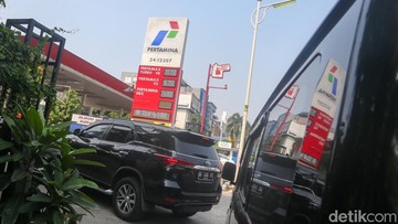 Komut Pertamina Minta Direksi Turunkan Harga BBM Nonsubsidi