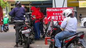 Aktivitas SPBU Saat Harga Pertamax Tembus Rp16.250 per Liter