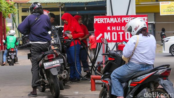 Aktivitas SPBU Saat Harga Pertamax Tembus Rp16.250 per Liter