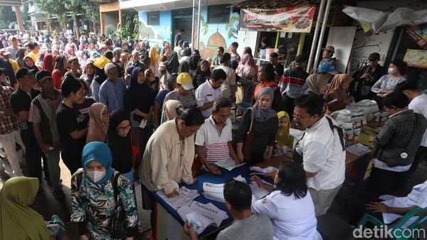 Antrean Mengular di Menteng! Warga Padati Pembagian Beras 20 Kg dan Minyak Goreng