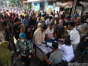 Antrean Mengular di Menteng! Warga Padati Pembagian Beras 20 Kg dan Minyak Goreng
