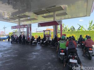 Pertamax Naik, Antrean Pertalite di Sejumlah SPBU Surabaya Mengular