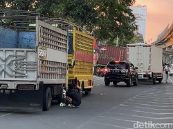 Antrean Solar Subsidi di SPBU AP Pettarani Makassar Mengular ke Badan Jalan