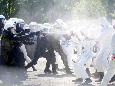 Chaos di Estonia, Polisi Bentrok Sengit dengan Massa dalam Simulasi Krisis Nasional Lynx 2026