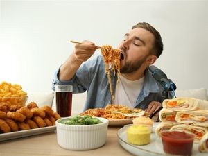 Di Balik Tren Mukbang yang Viral, Hati-hati Risiko Kesehatan yang Mengintai!
