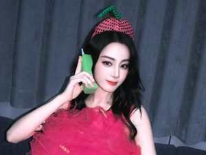 9 Potret Menggemaskan Dilraba Dilmurat Pakai Kostum Cupcake