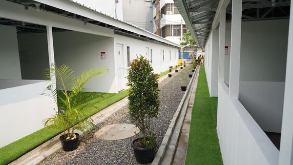 Foto: Rumah buat Warga Bantaran Rel di Senen, Isinya Ruangan Blong