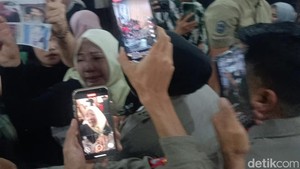Ibu Terdakwa Pembunuhan Mahasiswi Unram Histeris-Kutuk Jaksa