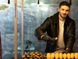 Kios Penjual Jagung Ganteng Jadi Destinasi Wisata di Turki, Pembelinya Antre!