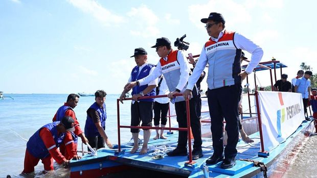 Komut Pertamina Resmikan Kapal Pintar Pembersih Sampah Laut di Bali