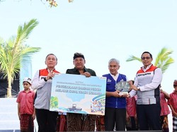 Komut Pertamina Resmikan Kapal Pintar Pembersih Sampah Laut di Bali
