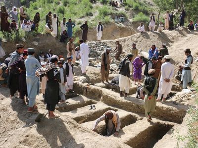 Kuburan Massal Digali, Korban Serangan Udara di Afghanistan Dimakamkan