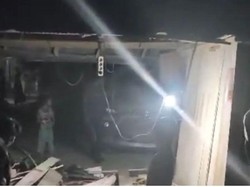 Sopir Ngantuk saat Subuh, Avanza Robohkan Warung di Kobar