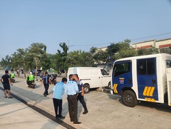Mobil MBG Nyangkut Separator Jalan di Depok gegara Sopir Lupa Tarik Rem