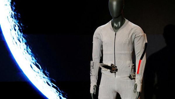 Prada Bikin Baju Dalam Canggih untuk Astronaut NASA ke Bulan