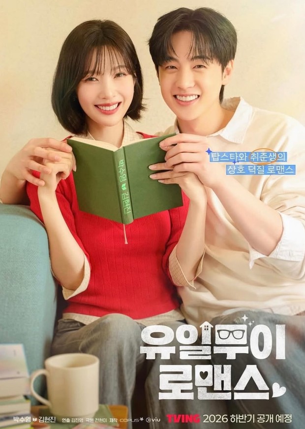 Joy dan Kim Hyun Ji membaca buku sambil membagikan senyum manis dalam poster perdana drama 'One of A Kind Romance'.