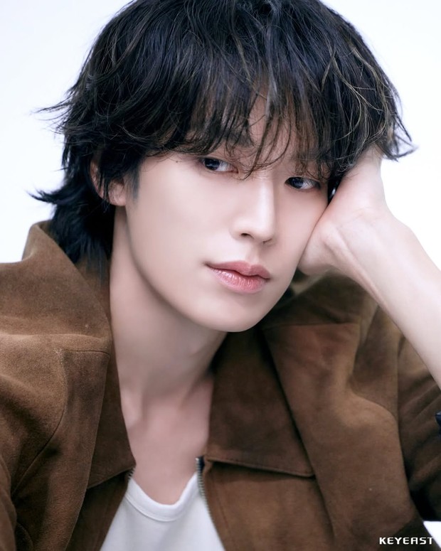 Potret Lee Ki Taek/ Foto: instagram.com/leekiitaek Lee Ki Taek mengukuhkan citra artistiknya dengan mengambil peran Jun Young di drama 'After the Play Ends'. Jun Young merupakan mantan polisi yang bertransformasi menggeluti bidang seni.