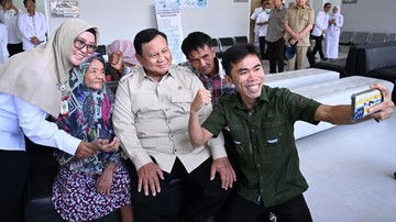 Momen Prabowo Sapa Nakes hingga Warga Saat Tinjau RSUD Krui Lampung