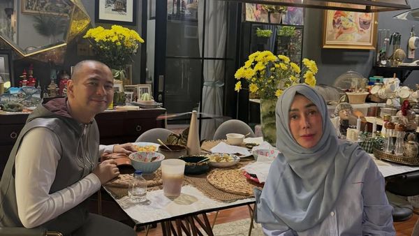 Hangat dan Saling Mendoakan! Momen Raffi Ahmad Habiskan Waktu Bareng Ibu